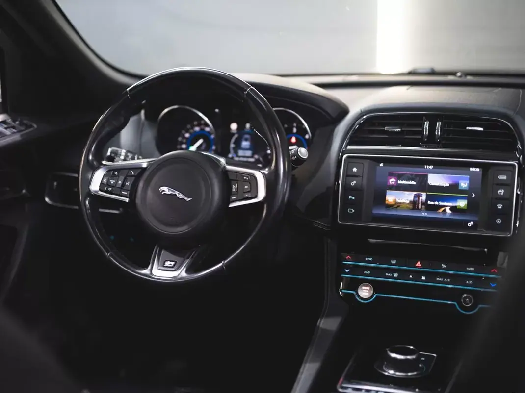 Jaguar F-Pace 2017 - 24990 EUR, 151545 km - AUTO.MOTO.pt - 151545km - foto 14 de 23