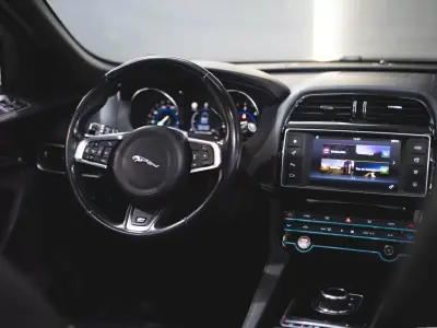 Jaguar F-Pace 2017 - 24990 EUR, 151545 km - AUTO.MOTO.pt - 151545km - foto 14 de 23