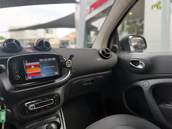 Smart Fortwo Cabrio 2019 - 12900 EUR, 58988 km - AUTO.MOTO.pt - 58988km - foto 14 de 19