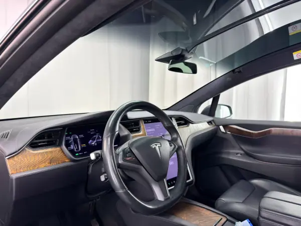 Tesla Model X 2018 - 27000 EUR, 199000 km - AUTO.MOTO.pt - 199000km - foto 23 de 24
