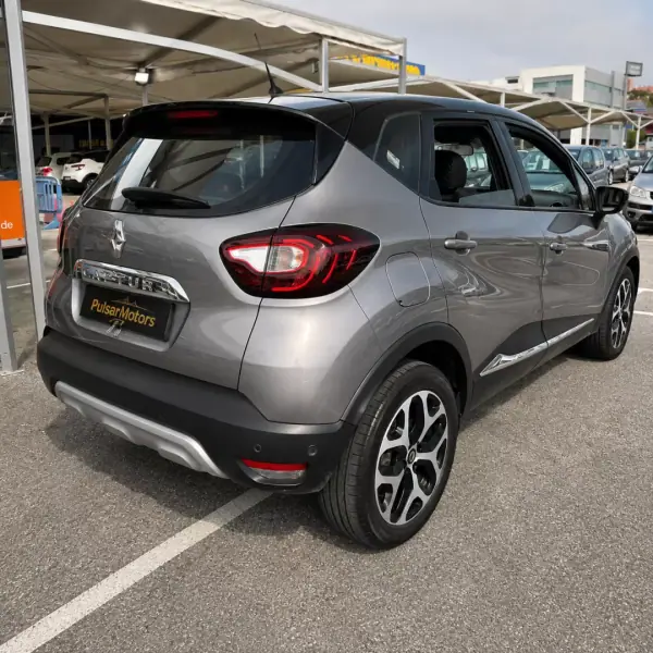 Renault Captur 2018 - 12900 EUR, 185699 km - AUTO.MOTO.pt - 185699km - foto 3 de 11