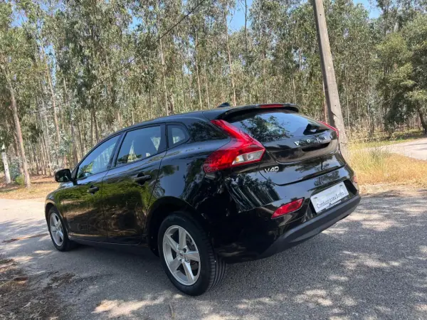 Volvo V40 2017 - 15900 EUR, 120000 km - AUTO.MOTO.pt - 120000km - foto 25 de 39