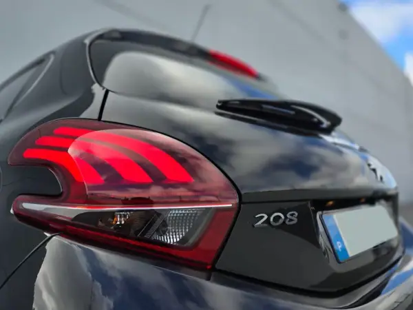 Peugeot 208 2019 - 9750 EUR, 75000 km - AUTO.MOTO.pt - 75000km - foto 9 de 37