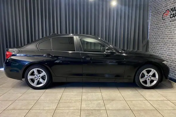 BMW 318 2017 - 17900 EUR, 215000 km - AUTO.MOTO.pt - 215000km - foto 6 de 12