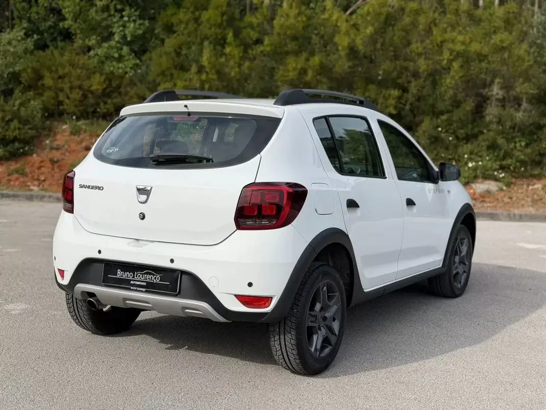 Dacia Sandero 2017 - 9900 EUR, 103200 km - AUTO.MOTO.pt - 103200km - foto 22 de 24