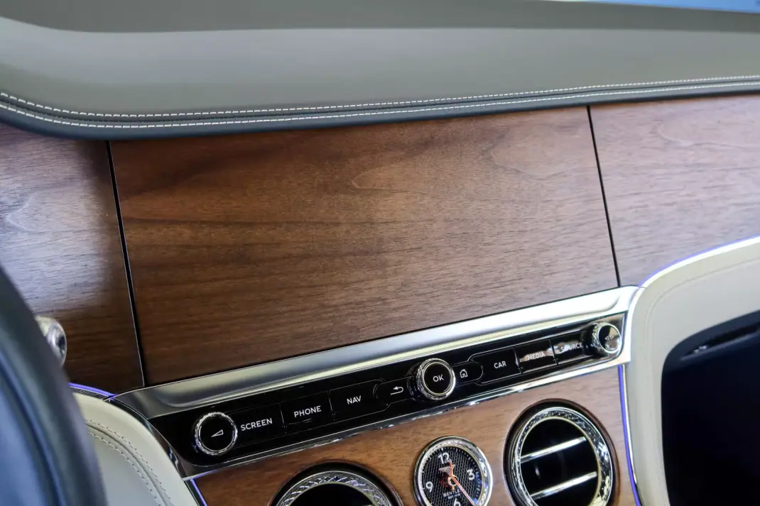 Bentley Continental GTC 2021 - 250000 EUR, 19562 km - 19562km - foto 17 de 28