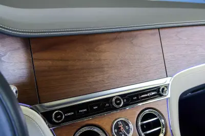 Bentley Continental GTC 2021 - 250000 EUR, 19562 km - 19562km - foto 17 de 28