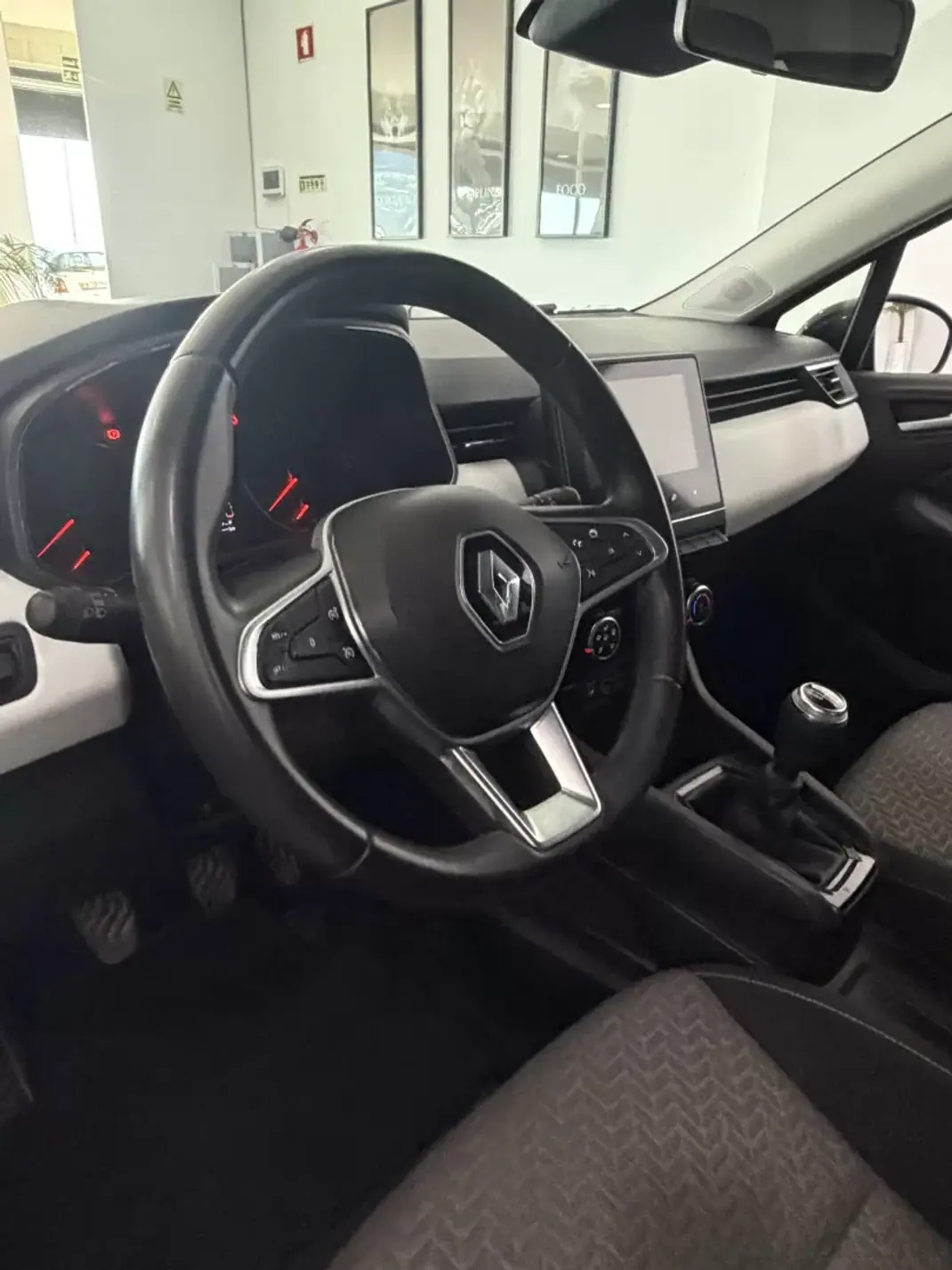 Renault Clio 2021 - 14490 EUR, 170000 km - AUTO.MOTO.pt - 170000km - foto 10 de 18