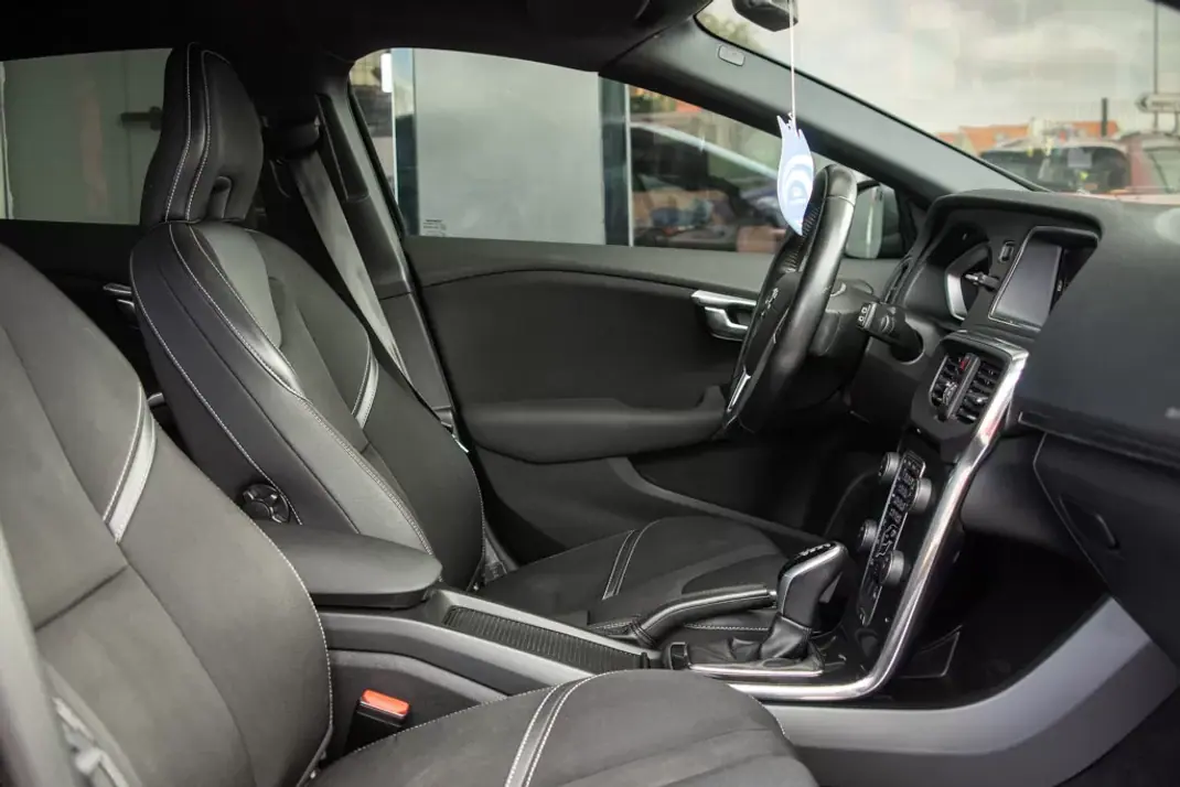 Volvo V40 2017 - 14900 EUR, 135000 km - AUTO.MOTO.pt - 135000km - foto 10 de 17