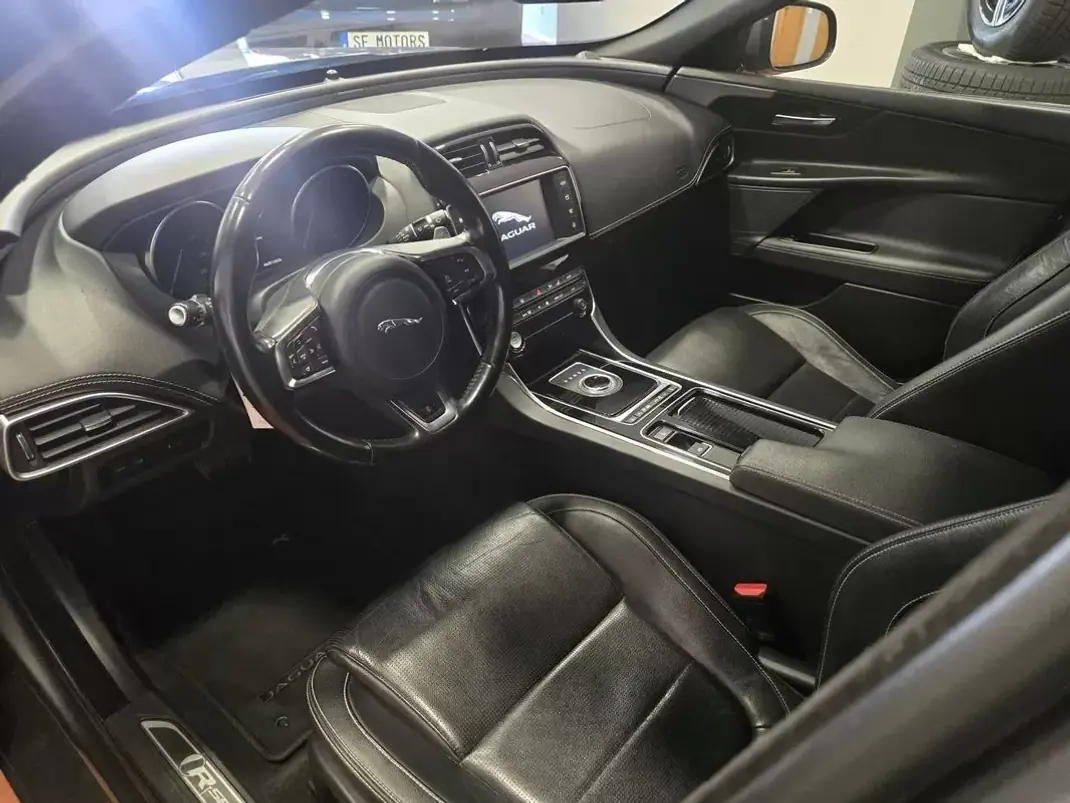 Jaguar XE 2017 - 16980 EUR, 185325 km - 185325km - foto 17 de 36