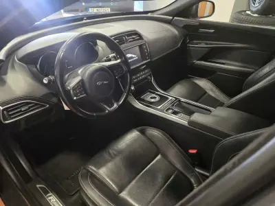 Jaguar XE 2017 - 16980 EUR, 185325 km - AUTO.MOTO.pt - 185325km - foto 17 de 36