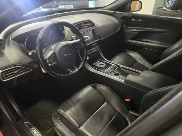Jaguar XE 2017 - 16980 EUR, 185325 km - AUTO.MOTO.pt - 185325km - foto 17 de 36