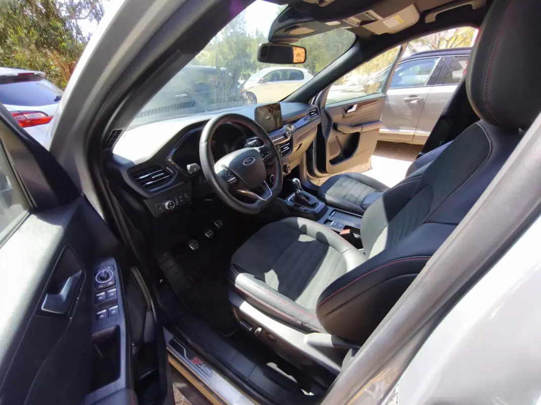 Ford Kuga 2023 - 21750 EUR, 67500 km - AUTO.MOTO.pt - 67500km - foto 12 de 21