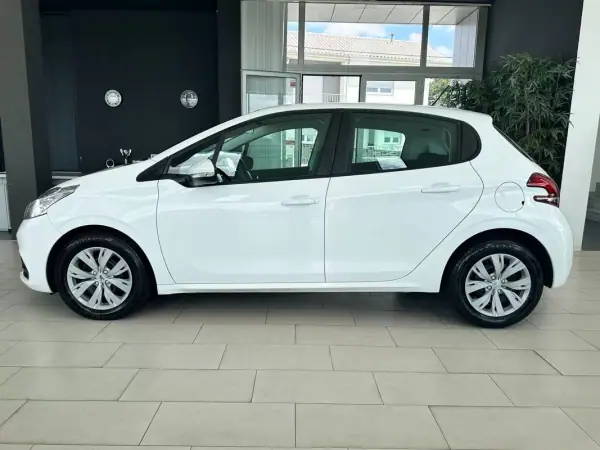 Peugeot 208 2018 - 11990 EUR, 141744 km - AUTO.MOTO.pt - 141744km - foto 19 de 21