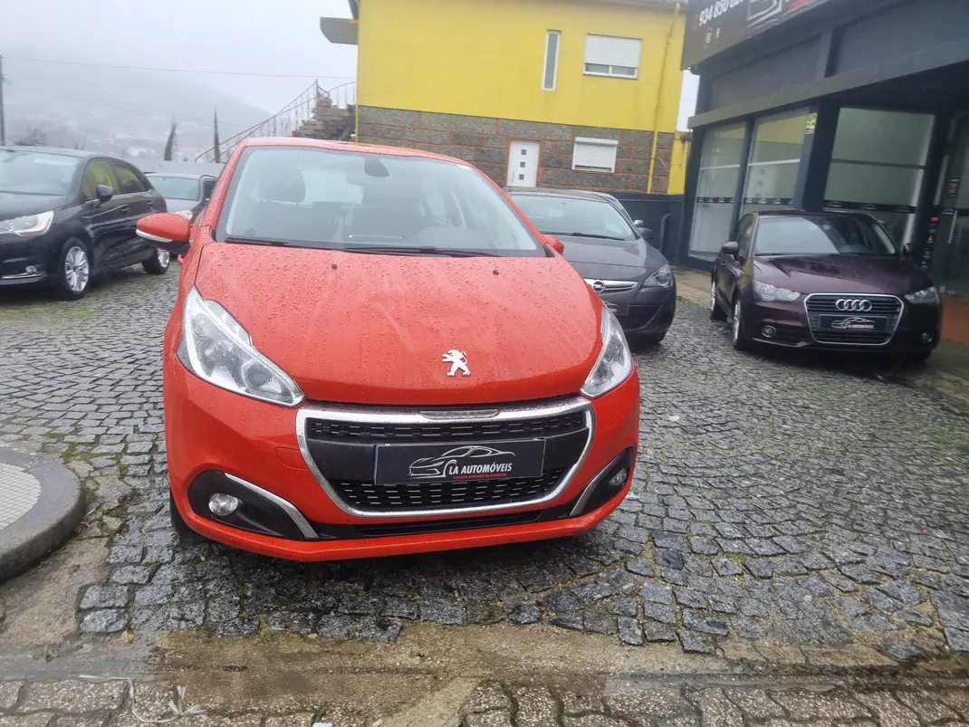 Peugeot 208 2018 - 8000 EUR, 97000 km - AUTO.MOTO.pt - 97000km - foto 3 de 15