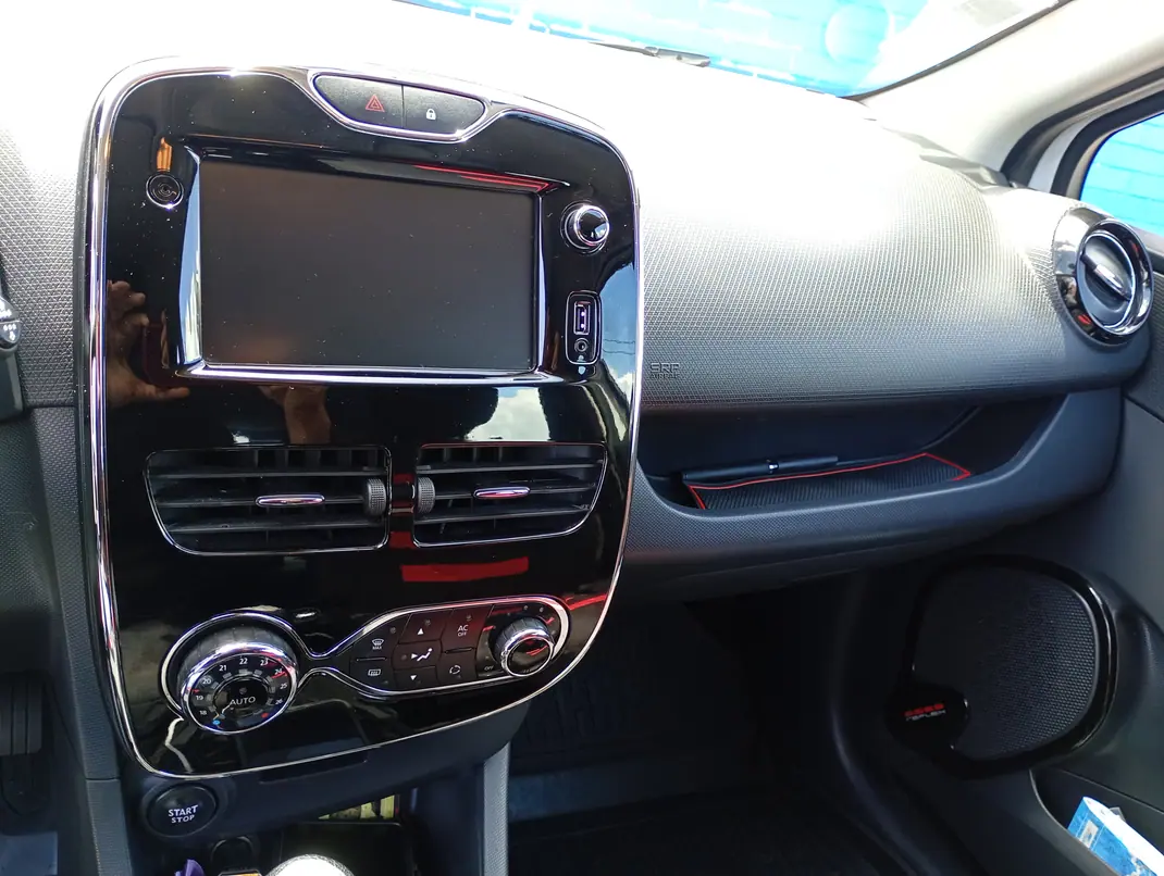 Renault Clio 2013 - 8600 EUR, 171000 km - AUTO.MOTO.pt - 171000km - foto 13 de 19