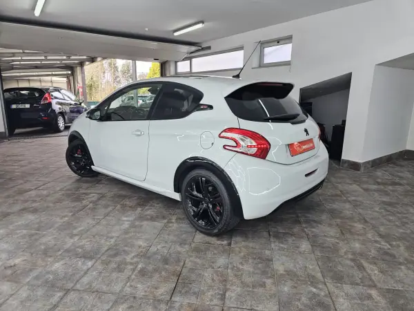 Peugeot 208 2015 - 16650 EUR, 121757 km - AUTO.MOTO.pt - 121757km - foto 12 de 38
