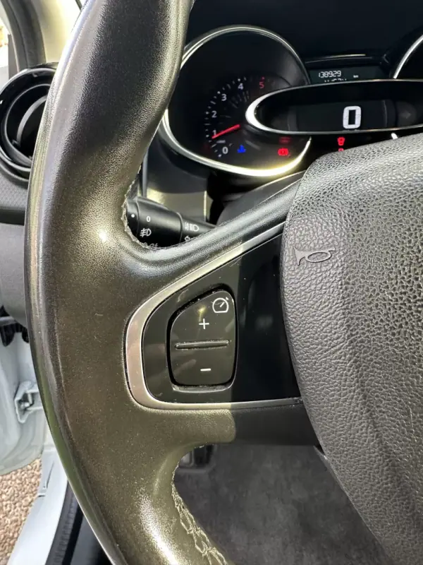 Renault Clio 2018 - 10900 EUR, 138929 km - AUTO.MOTO.pt - 138929km - foto 32 de 46