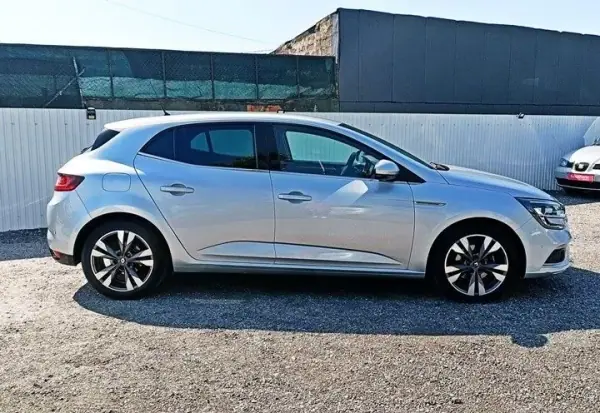 Renault Mégane 2020 - 18990 EUR, 82646 km - AUTO.MOTO.pt - 82646km - foto 9 de 23
