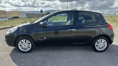 Renault Clio 2009 - 4500 EUR, 254000 km - AUTO.MOTO.pt - 254000km - foto 8 de 17