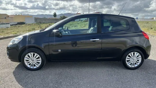 Renault Clio 2009 - 4500 EUR, 254000 km - AUTO.MOTO.pt - 254000km - foto 8 de 17