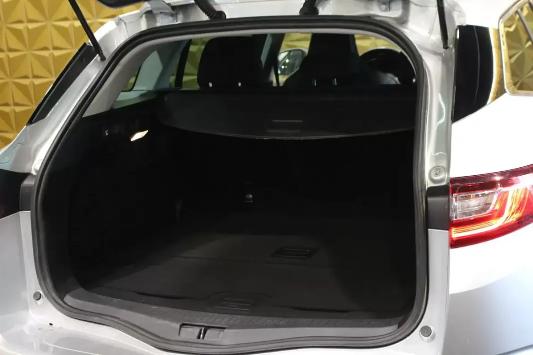 Renault Mégane Sport Tourer 2020 - 16790 EUR, 137000 km - AUTO.MOTO.pt - 137000km - foto 19 de 37