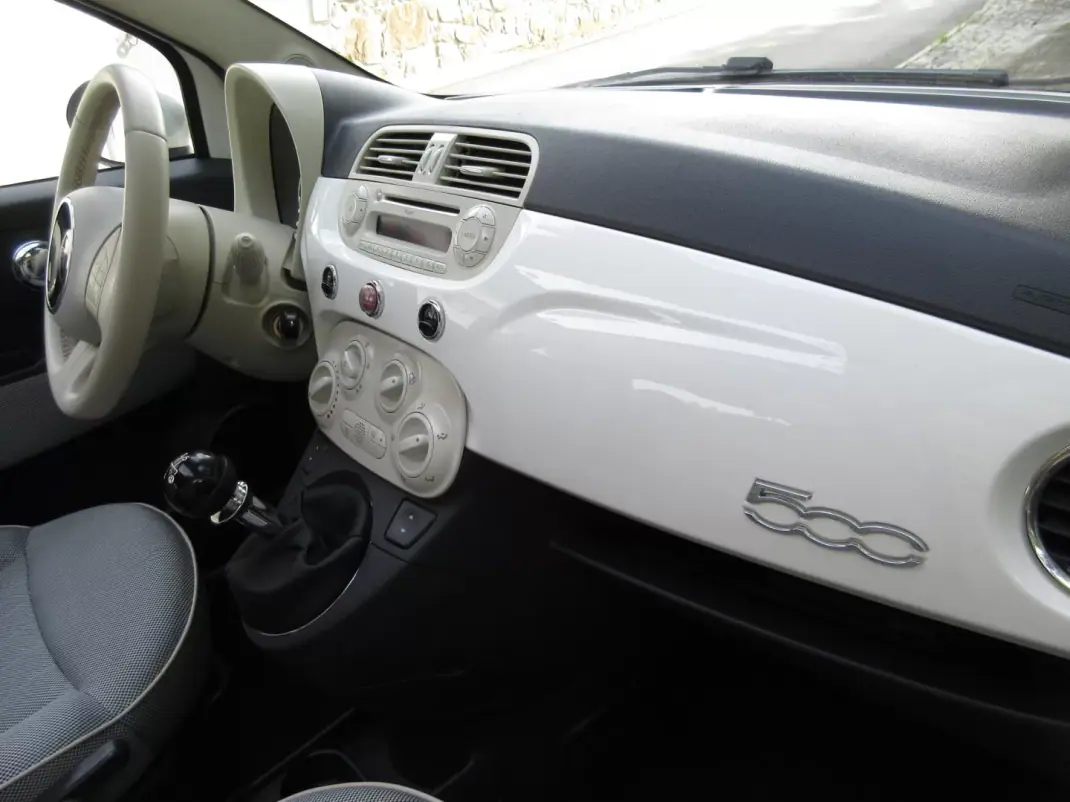 Fiat 500 2010 - 6990 EUR, 185000 km - AUTO.MOTO.pt - 185000km - foto 26 de 37