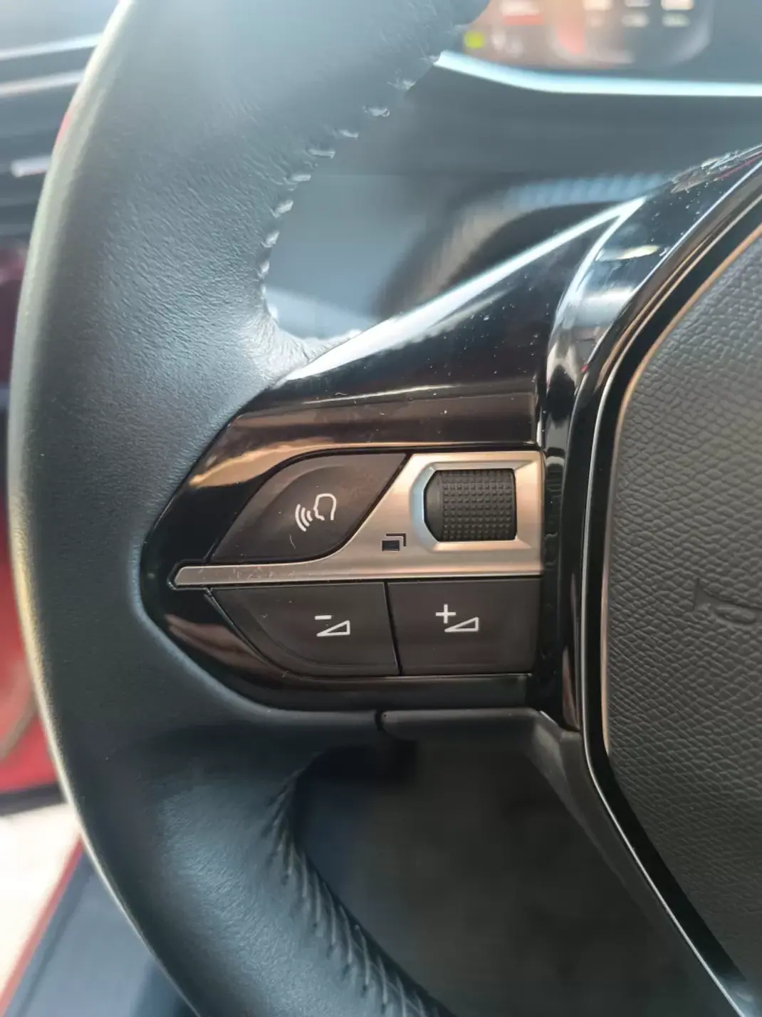 Peugeot 2008 2021 - 18990 EUR, 186919 km - AUTO.MOTO.pt - 186919km - foto 25 de 37