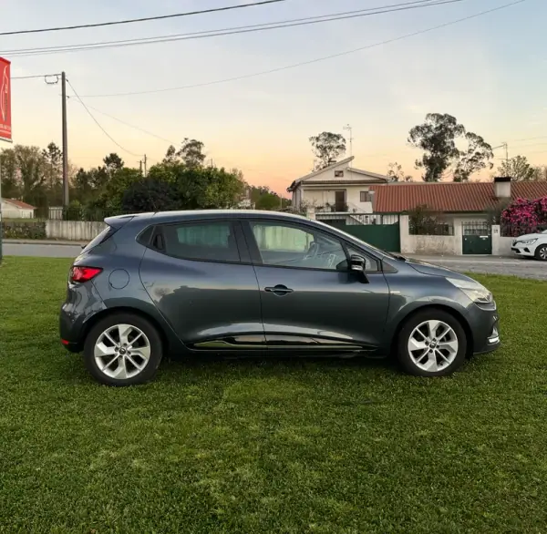 Renault Clio 2017 - 11900 EUR, 171000 km - AUTO.MOTO.pt - 171000km - foto 4 de 12