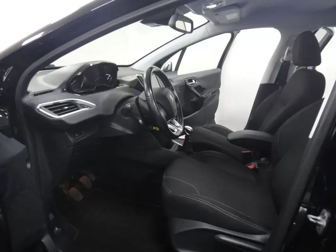 Peugeot 208 2018 - 8900 EUR, 82000 km - AUTO.MOTO.pt - 82000km - foto 9 de 23