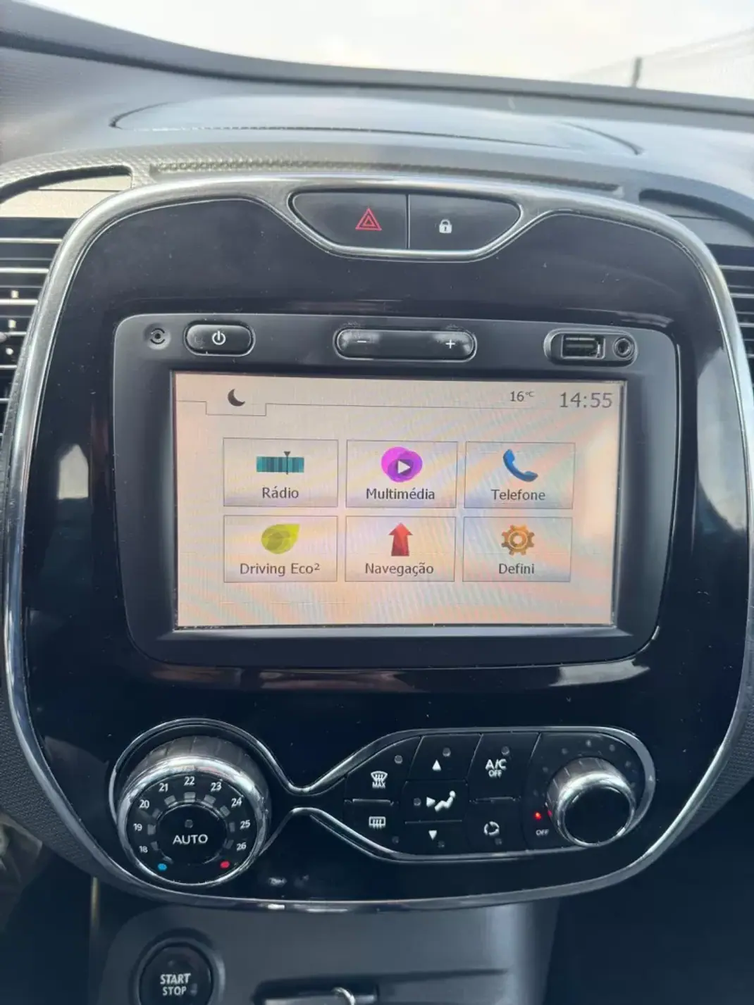 Renault Captur 2015 - 14900 EUR, 164000 km - AUTO.MOTO.pt - 164000km - foto 6 de 17