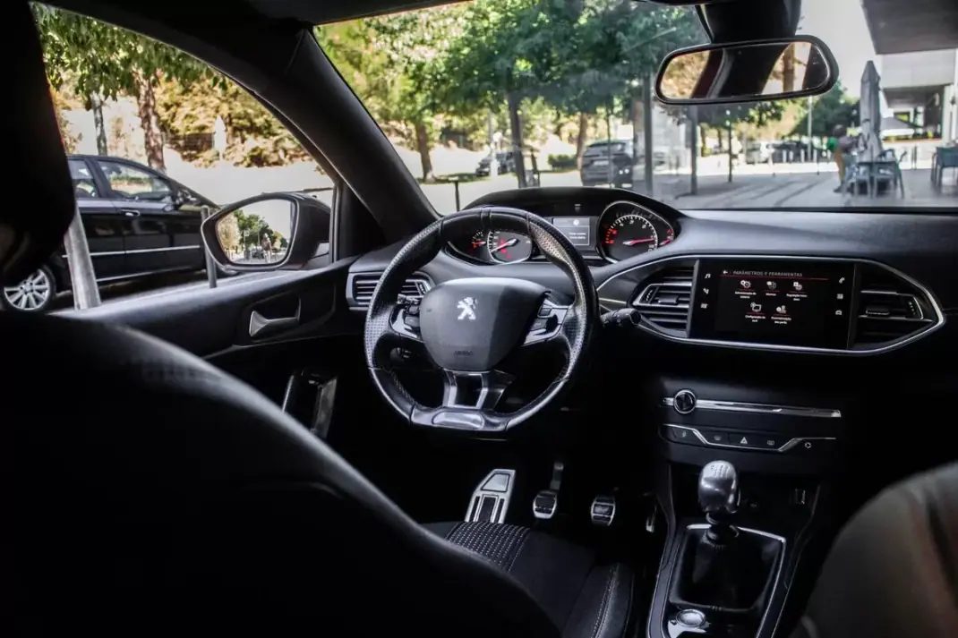 Peugeot 308 2019 - 9450 EUR, 239865 km - 239865km - foto 23 de 33