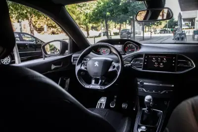 Peugeot 308 2019 - 9450 EUR, 239865 km - 239865km - foto 23 de 33