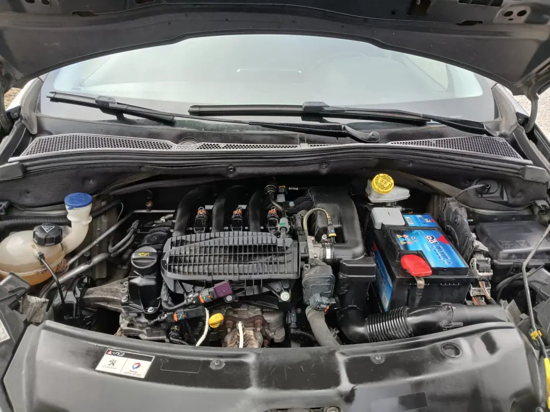 Peugeot 208 2015 - 7450 EUR, 116512 km - AUTO.MOTO.pt - 116512km - foto 22 de 23