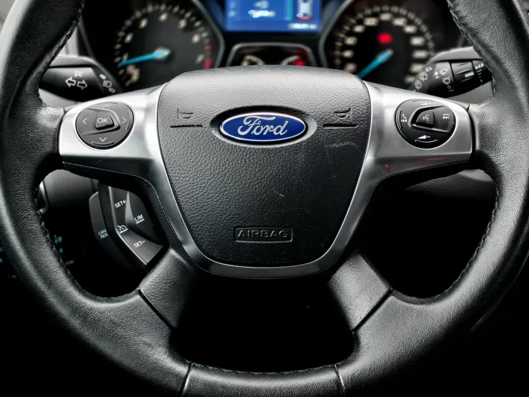 Ford Focus 2015 - 9250 EUR, 134990 km - AUTO.MOTO.pt - 134990km - foto 16 de 18