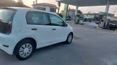Volkswagen Up! 2016 - 6500 EUR, 85000 km - AUTO.MOTO.pt - 85000km - foto 5 de 13