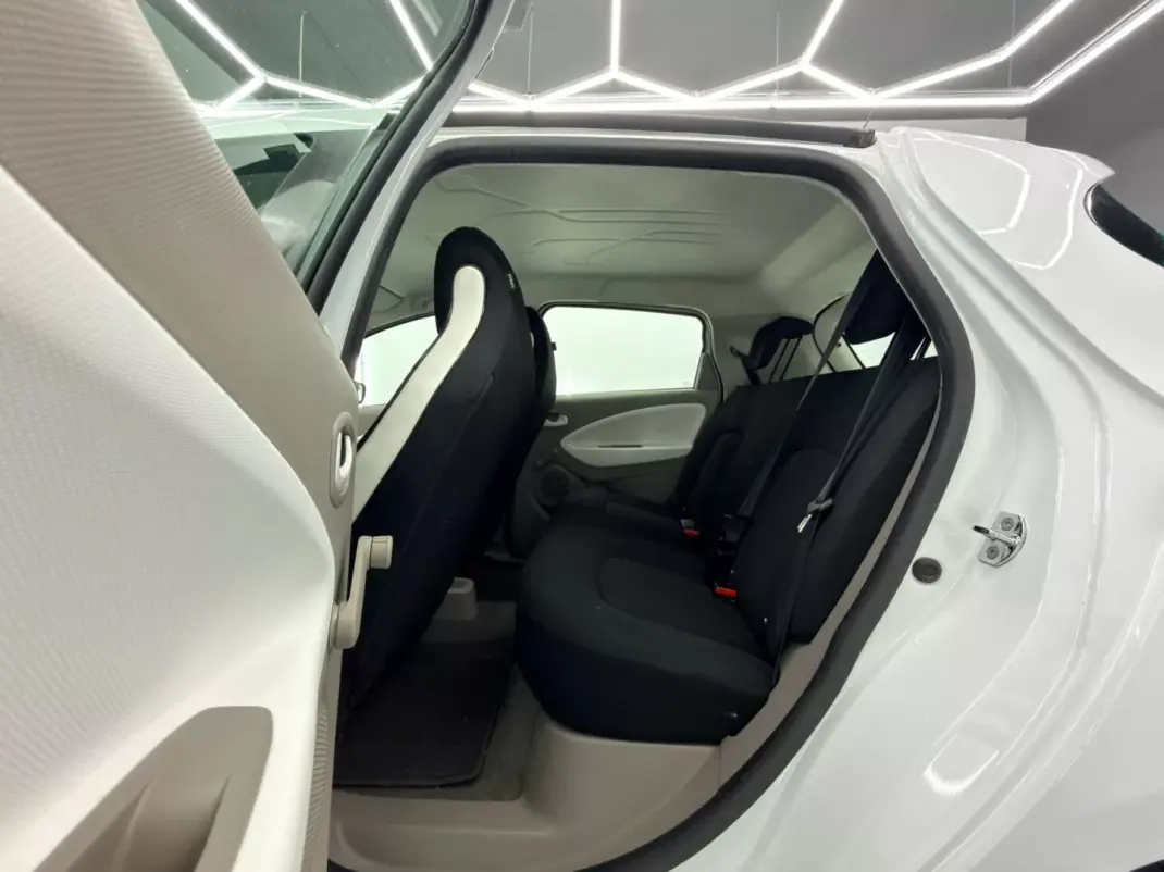 Renault Zoe 2018 - 10750 EUR, 64000 km - AUTO.MOTO.pt - 64000km - foto 9 de 18