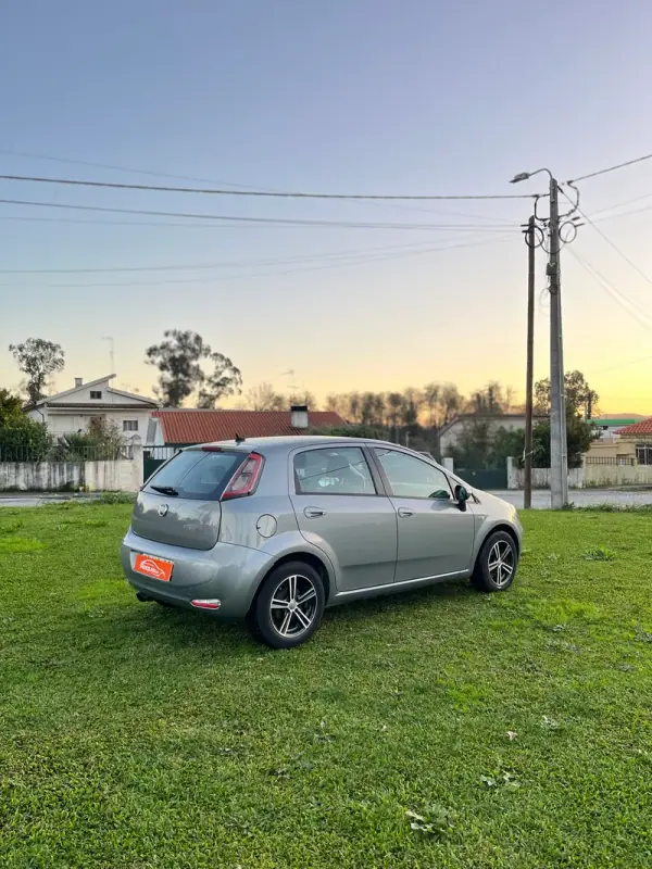Fiat Punto 2013 - 6300 EUR, 177250 km - AUTO.MOTO.pt - 177250km - foto 4 de 11