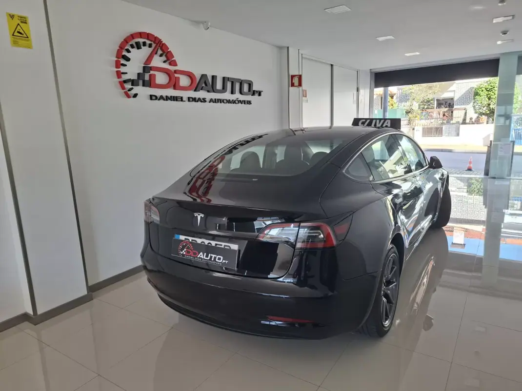Tesla Model 3 2023 - 31900 EUR, 69700 km - AUTO.MOTO.pt - 69700km - foto 4 de 13