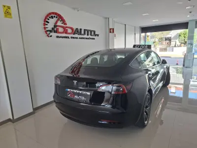 Tesla Model 3 2023 - 31900 EUR, 69700 km - AUTO.MOTO.pt - 69700km - foto 4 de 13