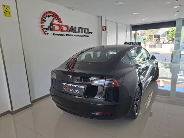 Tesla Model 3 2023 - 31900 EUR, 69700 km - AUTO.MOTO.pt - 69700km - foto 4 de 13