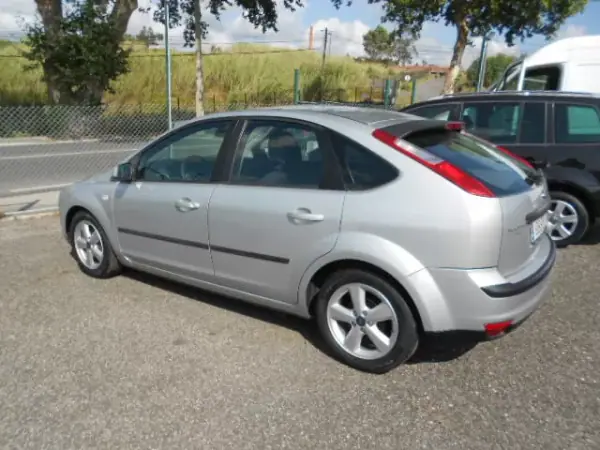 Ford Focus 2006 - 4900 EUR, 212608 km - AUTO.MOTO.pt - 212608km - foto 4 de 12