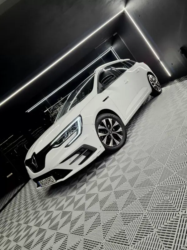 Renault Mégane Sport Tourer 2022 - 15750 EUR, 128121 km - AUTO.MOTO.pt - 128121km - foto 3 de 18