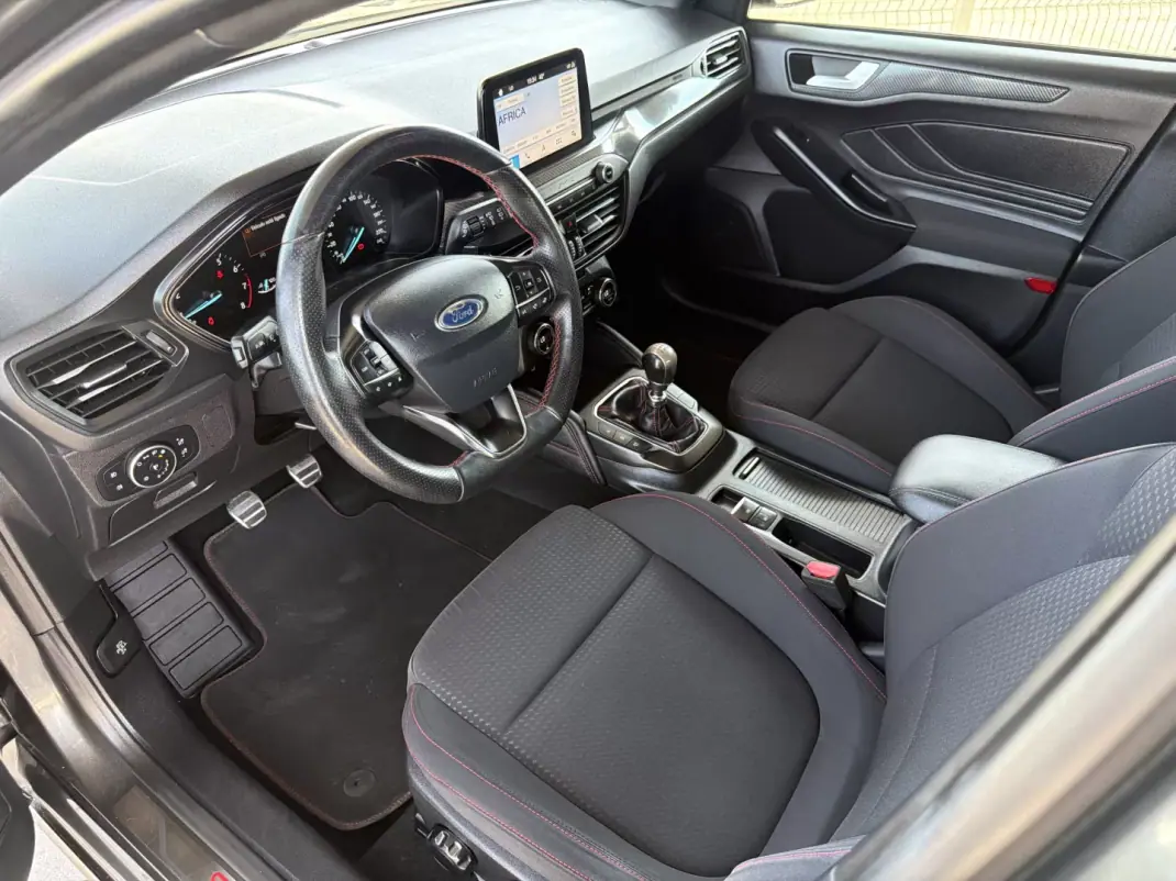 Ford Focus 2018 - 14850 EUR, 79128 km - AUTO.MOTO.pt - 79128km - foto 13 de 20