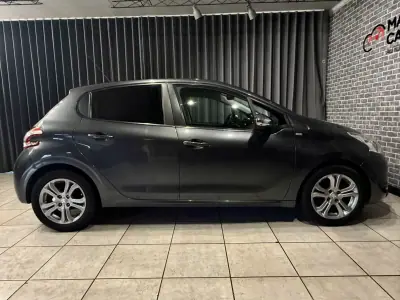 Peugeot 208 2014 - 8990 EUR, 75000 km - AUTO.MOTO.pt - 75000km - foto 6 de 13