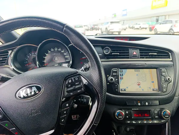 Kia Ceed SW 2016 - 11990 EUR, 86000 km - AUTO.MOTO.pt - 86000km - foto 7 de 8