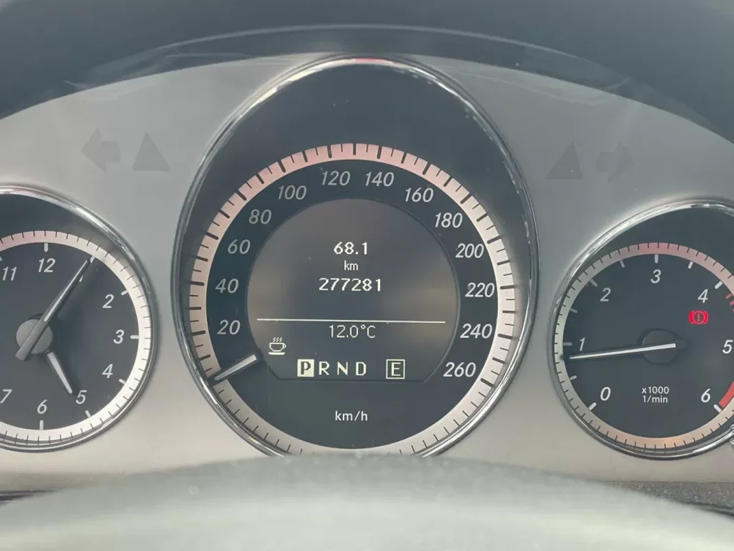 Mercedes-Benz E 250 2010 - 13950 EUR, 277830 km - AUTO.MOTO.pt - 277830km - foto 6 de 12
