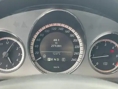 Mercedes-Benz E 250 2010 - 13950 EUR, 277830 km - AUTO.MOTO.pt - 277830km - foto 6 de 12
