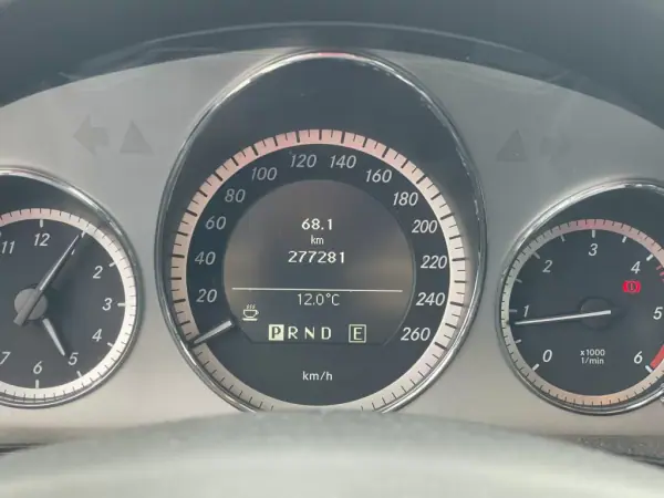Mercedes-Benz E 250 2010 - 13950 EUR, 277830 km - AUTO.MOTO.pt - 277830km - foto 6 de 12