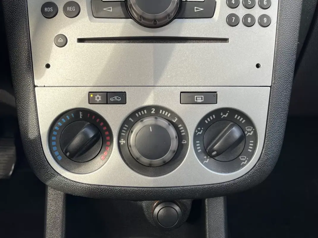 Opel Corsa 2011 - 6450 EUR, 117000 km - AUTO.MOTO.pt - 117000km - foto 18 de 50
